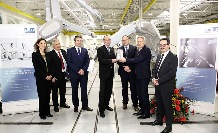Pomyślne zawarcie umowy: 10-tysięczny robot firmy Dürr będzie lakierować już w 2016 roku karoserie samochodów Opel w zakładzie w Saragossie.