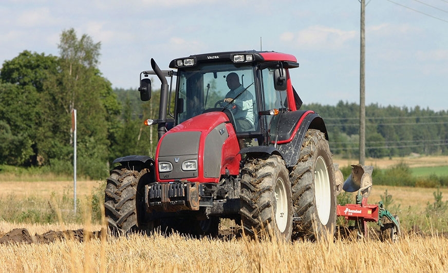 Przykład zestawu farb wodorozcieńczalnych (podkład wodny, lakier bazowy wodorozcieńczalny, transparenty lakier poliuretanowy wodny). Producent Valtra.