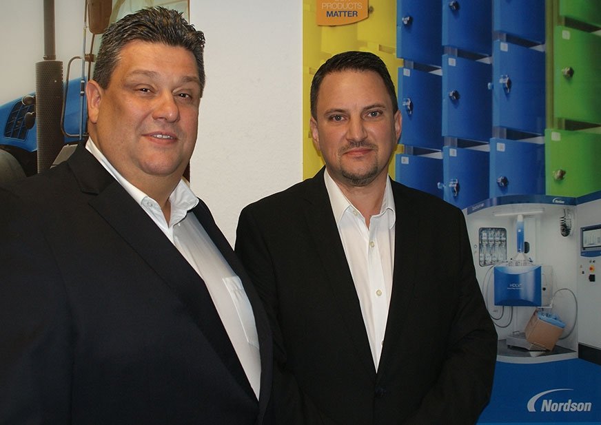 Michael Lazin (po lewej), sales manager OEM Packaging D-A-CH w Nordson Deutschland GmbH, Mario Hahn (po prawej), central sales manager w Nordson Industrial Coating Systems Europe.