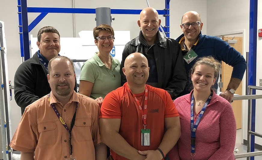Na zdjęciu niektórzy członkowie zespołu reprezentujący PPG, siły powietrzne i Instytut Badawczy Uniwersytetu Dayton, którzy pomagali we wdrożeniu systemu. 