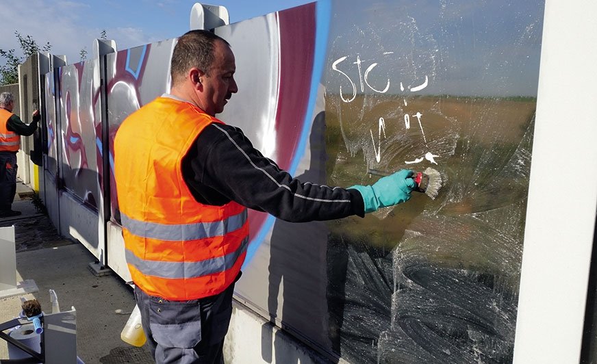 Chemiczne usuwanie graffiti z plexiglasu preparatem AGS 560.