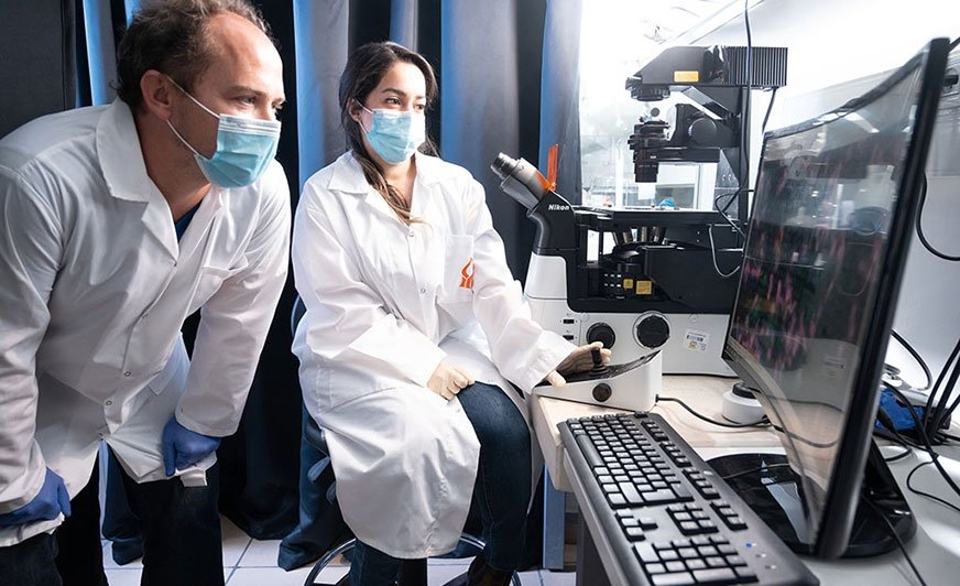 Naukowcy z Uniwersytetu Ben-Guriona w Negev w Izraelu pracują nad powłoką antykoronawirusową. Na zdjęciu: Esti Toledo, po lewej i Guillaume Le Saux w laboratorium Marka Schvartzmana.