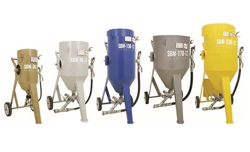 Oczyszczarki syfonowe SBM firmy Land Reko o pojemności 38, 76, 130, 170 i 230 litrów pracujące przy ciśnieniu 12 barów [8].