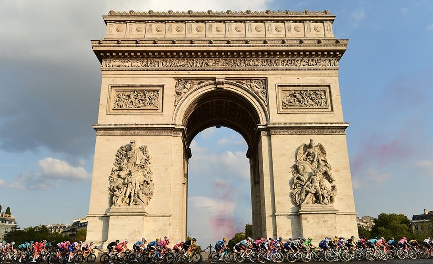 Peleton Tour de France pod Łukiem Triumfalnym. 