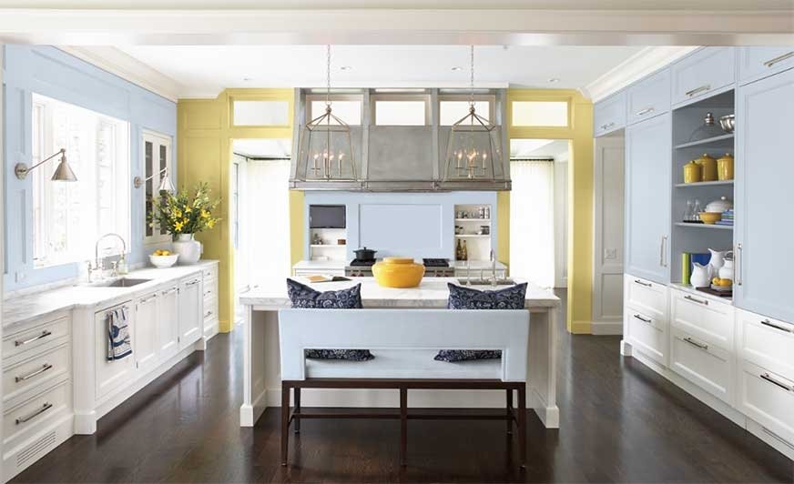 W kuchni i jadalni błękit świetnie sprawdzi się w towarzystwie bieli oraz odważniejszych, jasnych kolorów, wprowadzając do wnętrza jednocześnie spokój i energię.