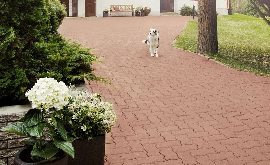 Specjalne bejce do malowania kostki brukowej pozwalają szybko odświeżyć jej kolor, a tym samym i wygląd całego obejścia. Źródło: Tikkurila 