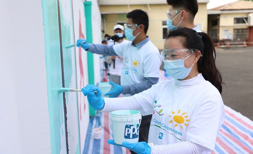 W ramach akcji „Kolorowe wspólnoty” blisko 30 wolontariuszy przez 70 godzin wytrwale malowało mury szkoły podstawowej Yuhong w Szanghaju. 