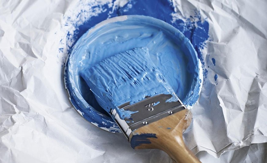 Jeśli nie skończyliśmy malować, nie musimy za każdym razem czyścić pędzla z farby. Źródło: Dulux