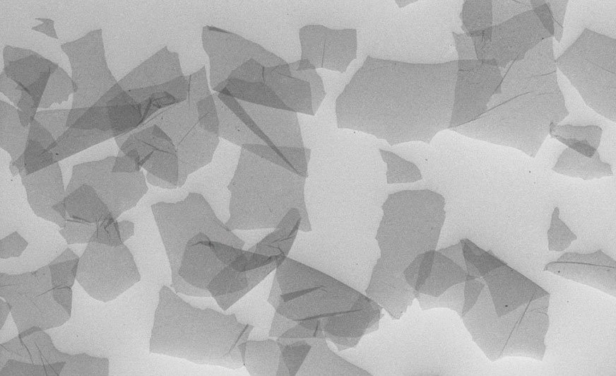 G-Flake® − płatki tlenku grafenu produkowanego w Łukasiewicz − IMiF (zdjęcie spod mikroskopu elektronowego).