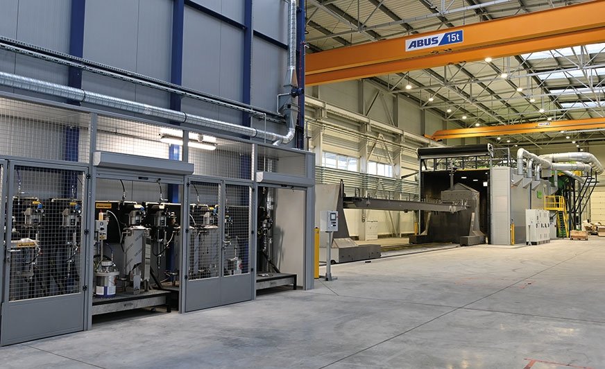 Fot. 1. Linia produkcyjna śrutowania oraz lakierowania stalowych elementów wielkogabarytowych