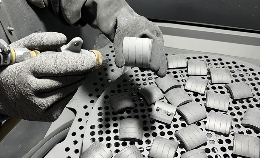 Widok wnętrza kabiny do śrutowania sprężonym powietrzem