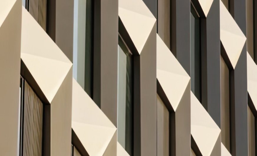 Fasadę ratusza duńskiego miasta Høje – Taastrup pokryto metaliczną farbą proszkową firmy IGP w kolorze szampańskim.  Zdjęcie wykonane przez fotografa Thorbjørna Hansena.