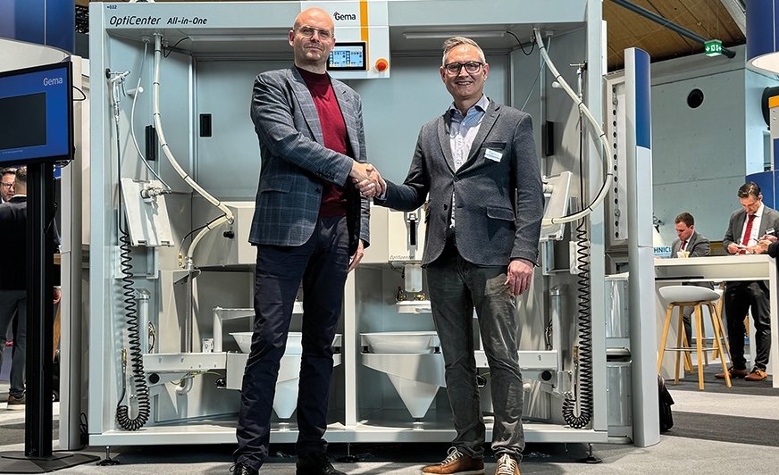 Artur Kozłowski, prezes Eko-BHL (po lewej), i Thomas Benzer, dyrektor sprzedaży Gema Switzerland GmbH